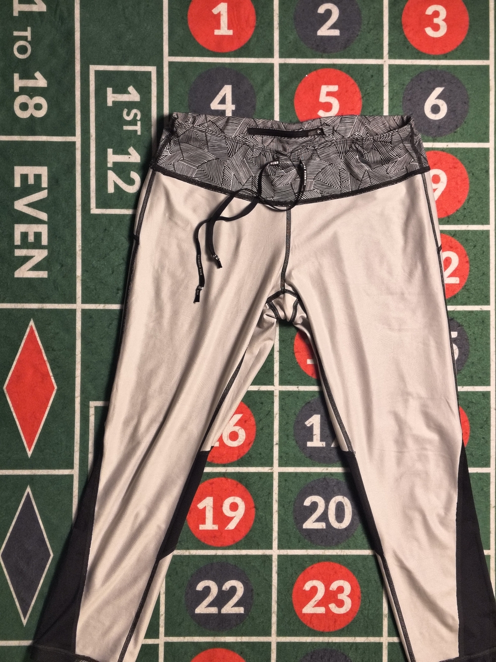 Nike Running Geometric Mesh Capri Leggings Womenâs L Black Gray - Picture 9 of 11
